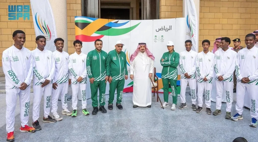 لاعب نادي الهلال السعودي الدولي سالم الدوسري تسلم شعلة دورة الألعاب السعودية 2023